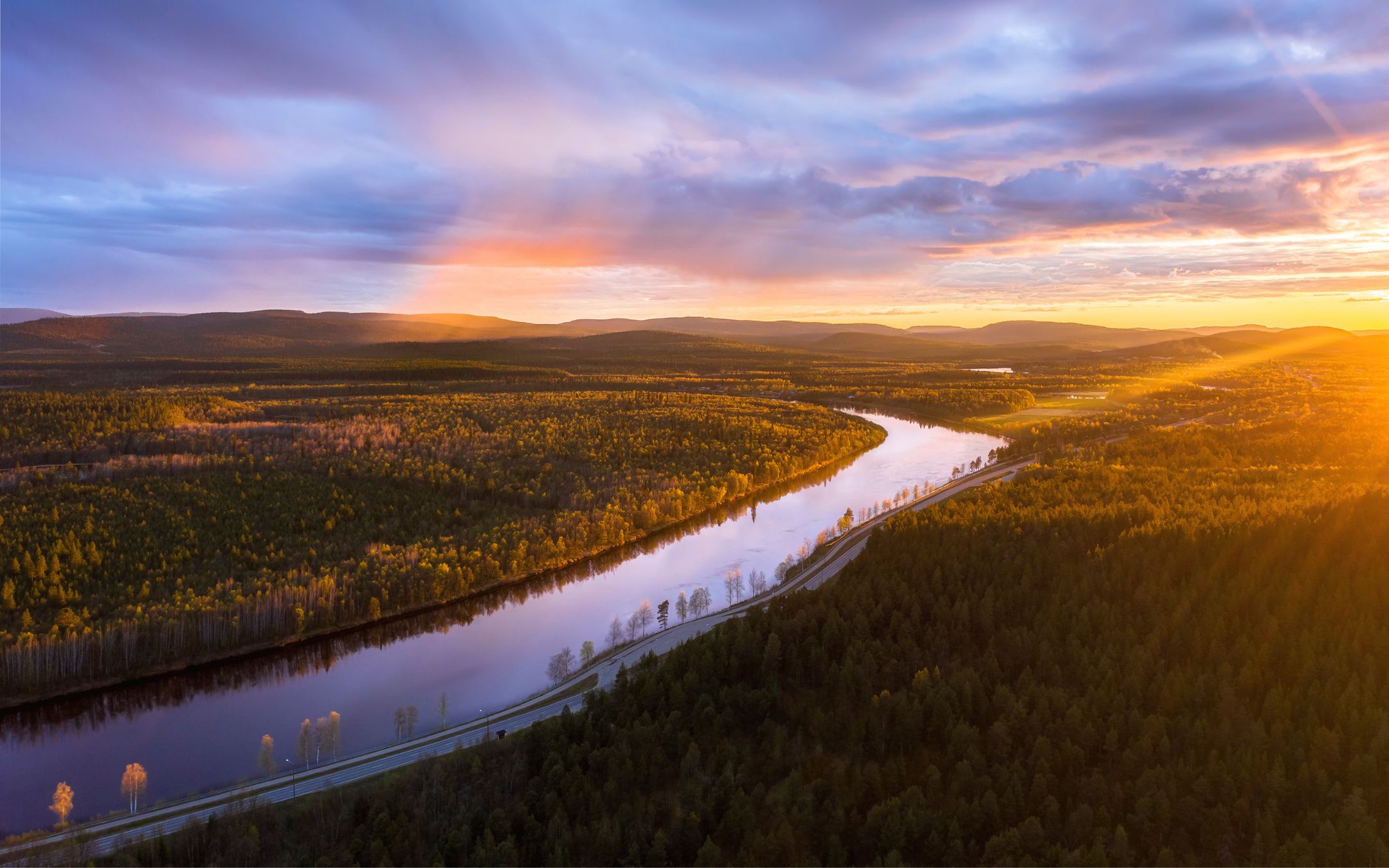 Maisema syyskesän Ivalojoelta, jossa auringonlasku ja violettitavas