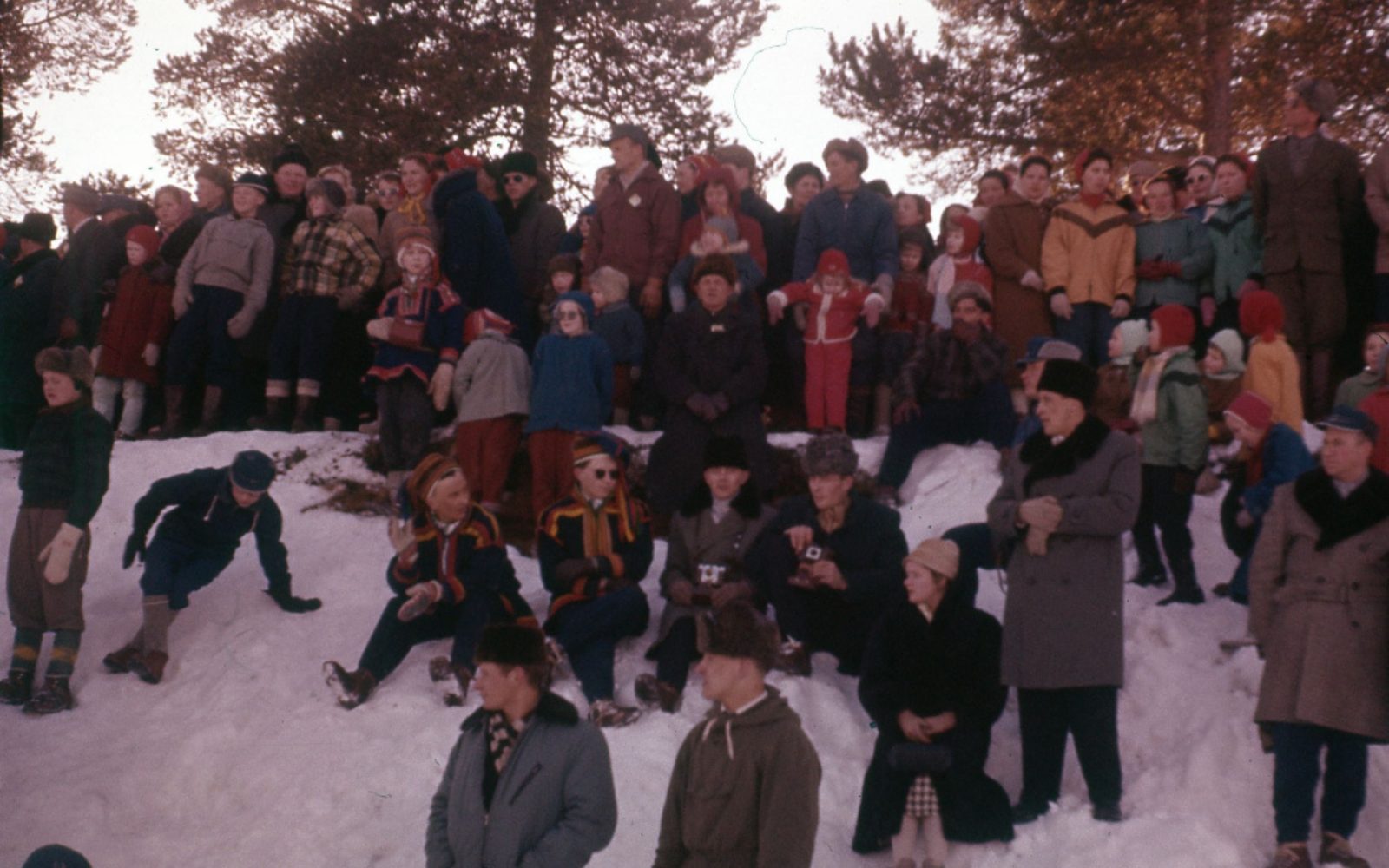 Vanha valokuva porokisojen yleisöstä