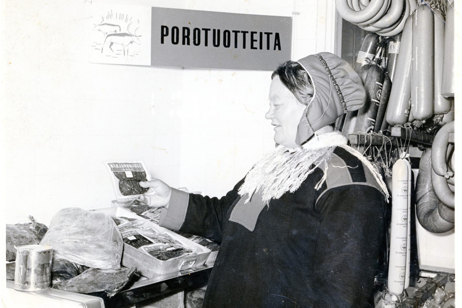 Aili Valle esittelee Karjapohjan porotuotteita.