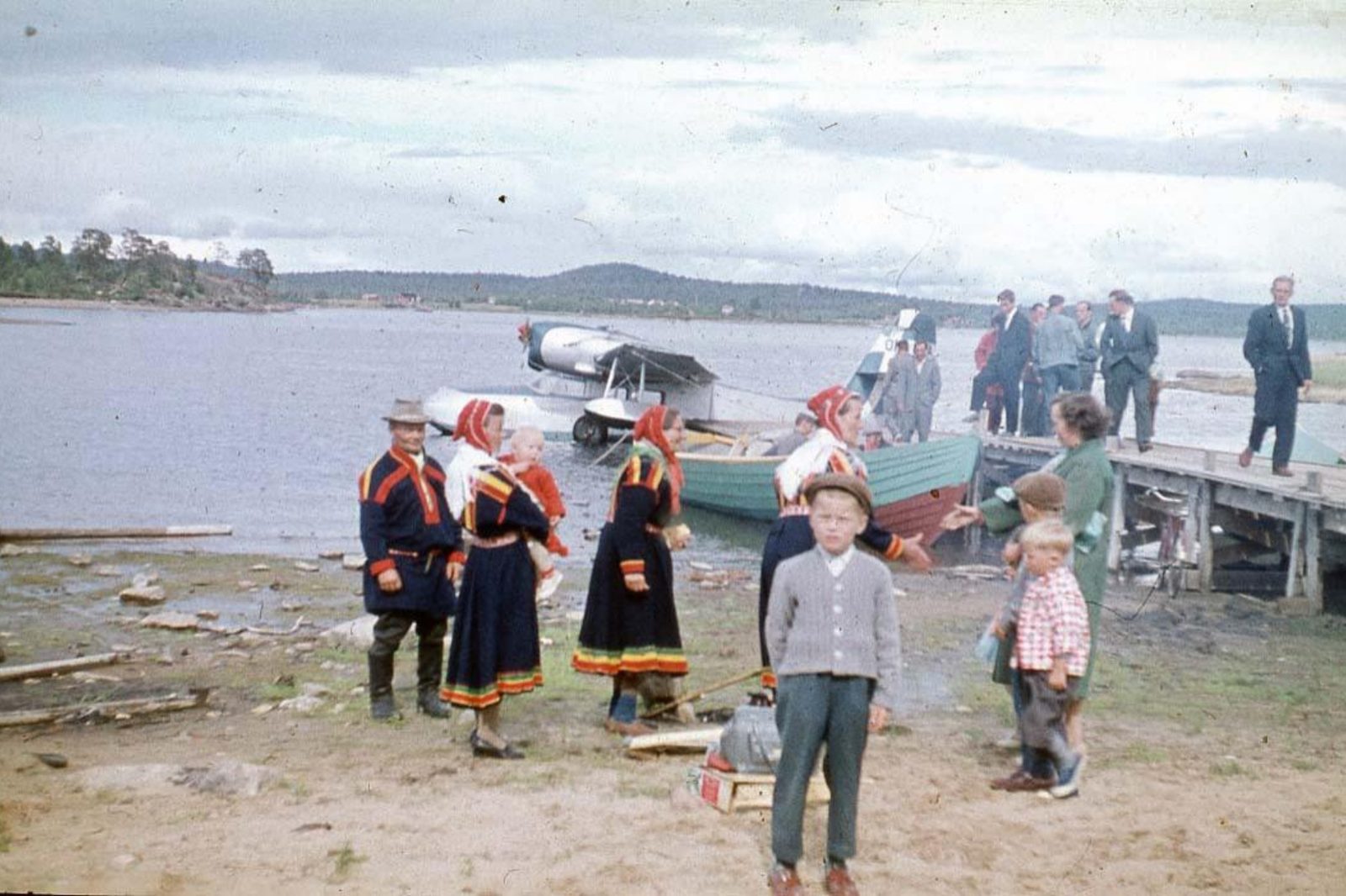Ihmisiä Inarin kirkonkylän rannassa.