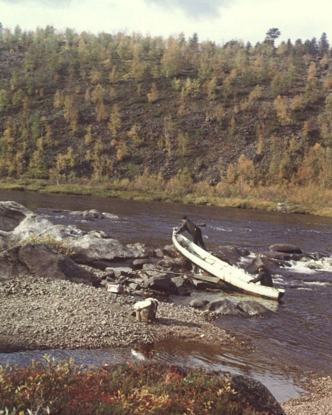 Ivalojoella miehet sitomassa venettä (1970).