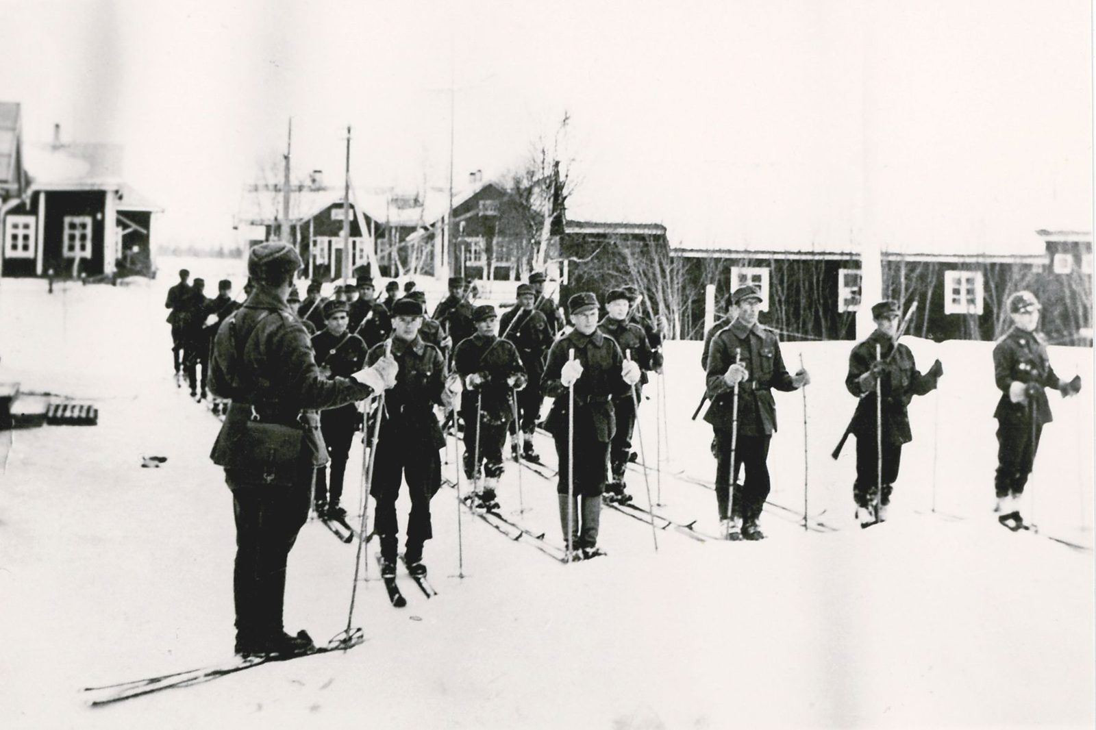 Ivalon suojeluskunta lähtee hiihtomarssille kasarmin pihalta (1938).