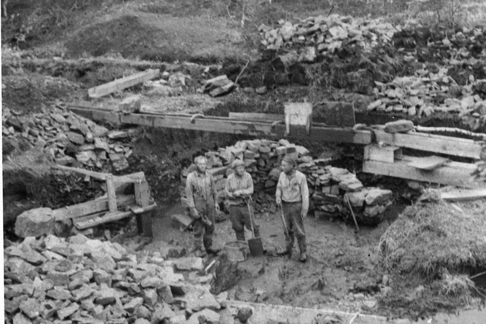 Kullankaivajia montulla Lemmenjoella (1950)