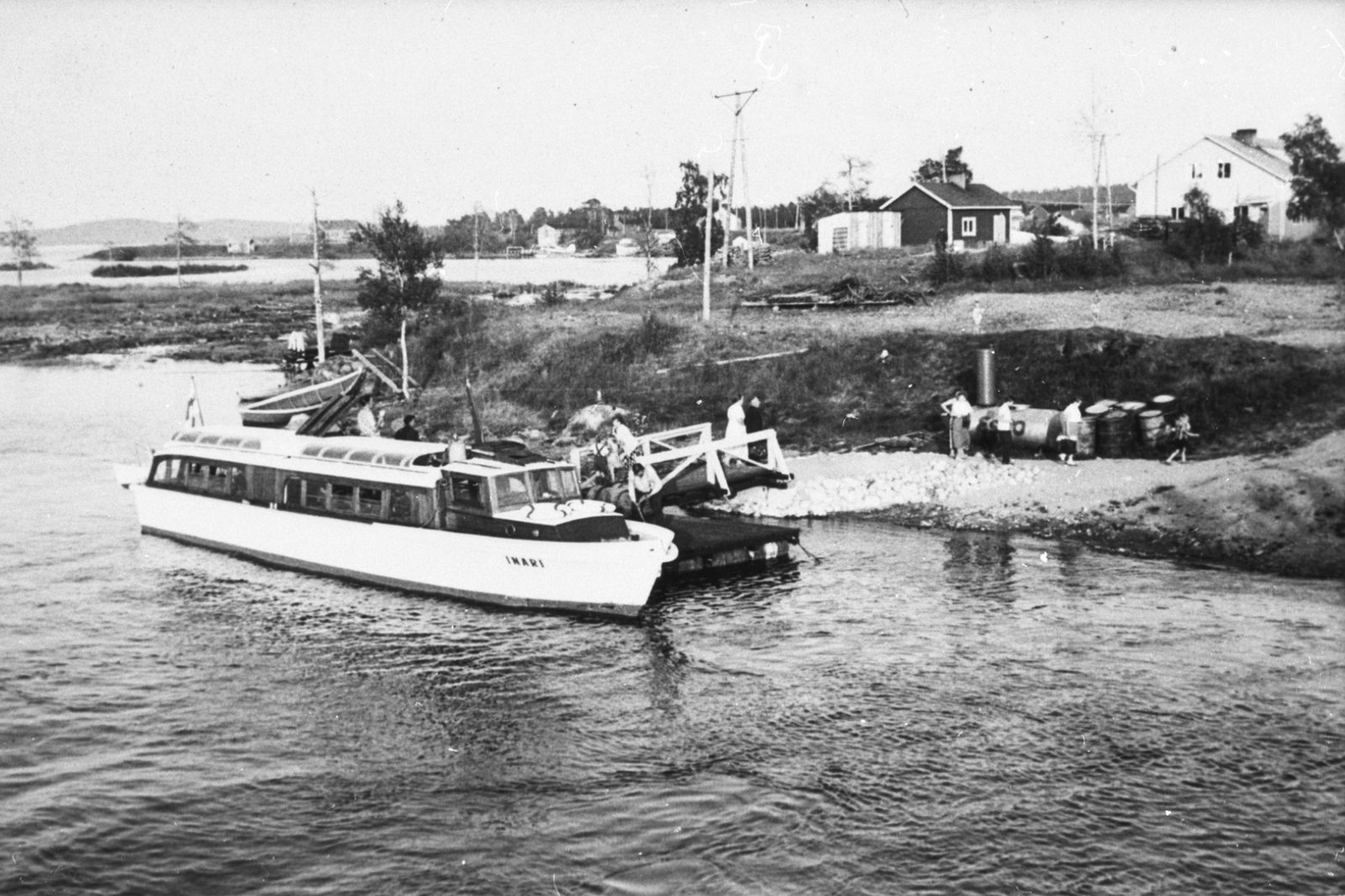 Matkustajalaiva m/s Inari laiturissa Inarin kirkonkylällä (1950-luku).