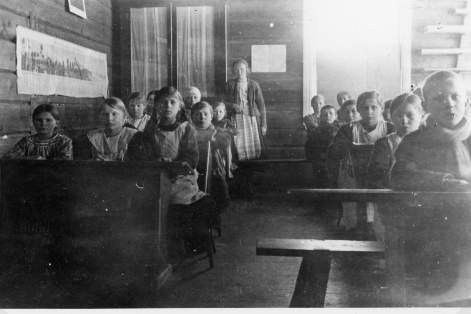 Oppilaita ja opettaja Evi Perätalo Ivalon koulussa 1924-29.