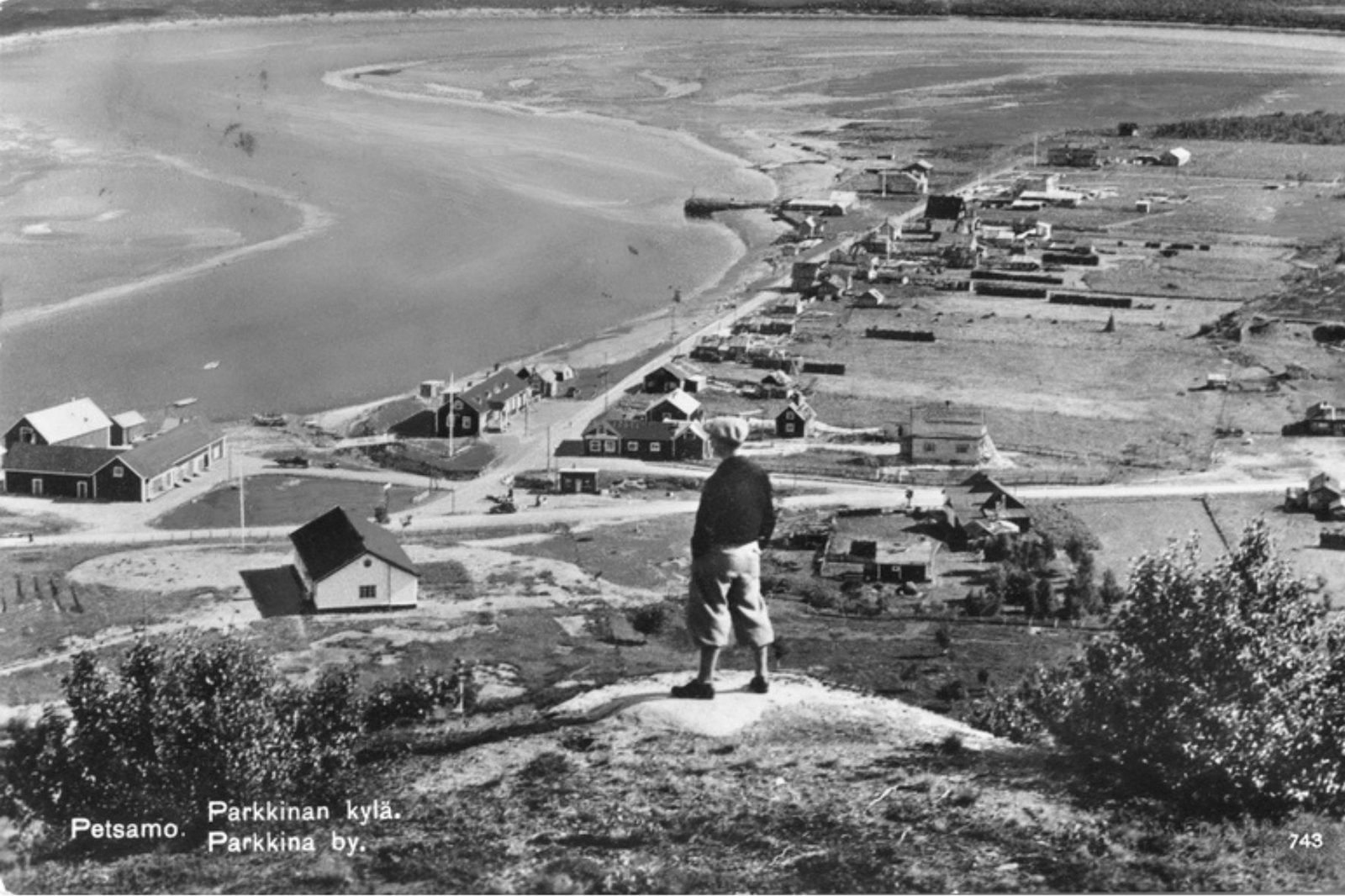 Parkkinan kylä Petsamossa tunturilta kuvattuna (1930-luku).