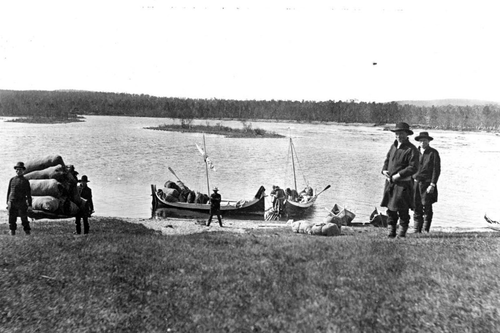 Purjeveneitä Inarin pappilan rannassa (1912-1914).