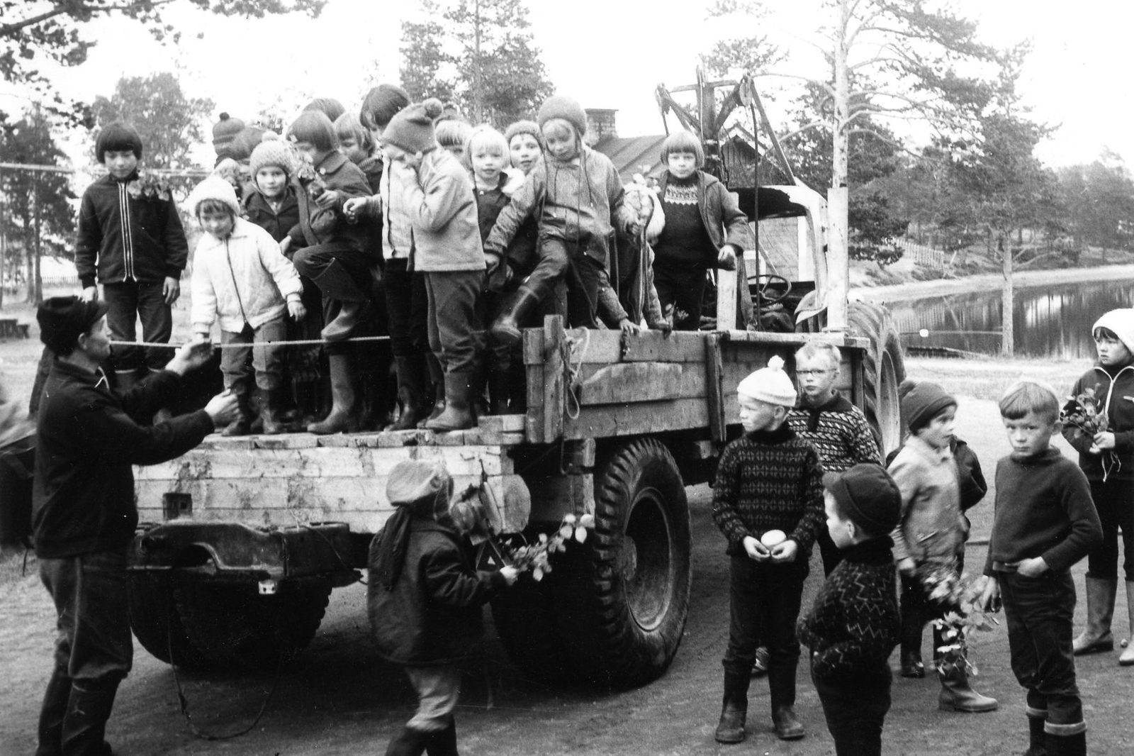 Sevettijärven oppilasasuntolan lapsia palaamassa ruskaretkeltä (1969)