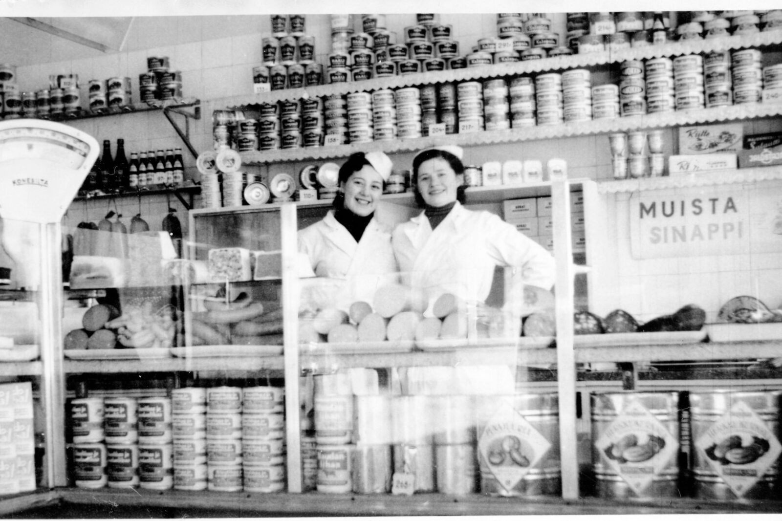 Taka-Lapin Osuusliike, kuvassa myyjiä 1960-luku.