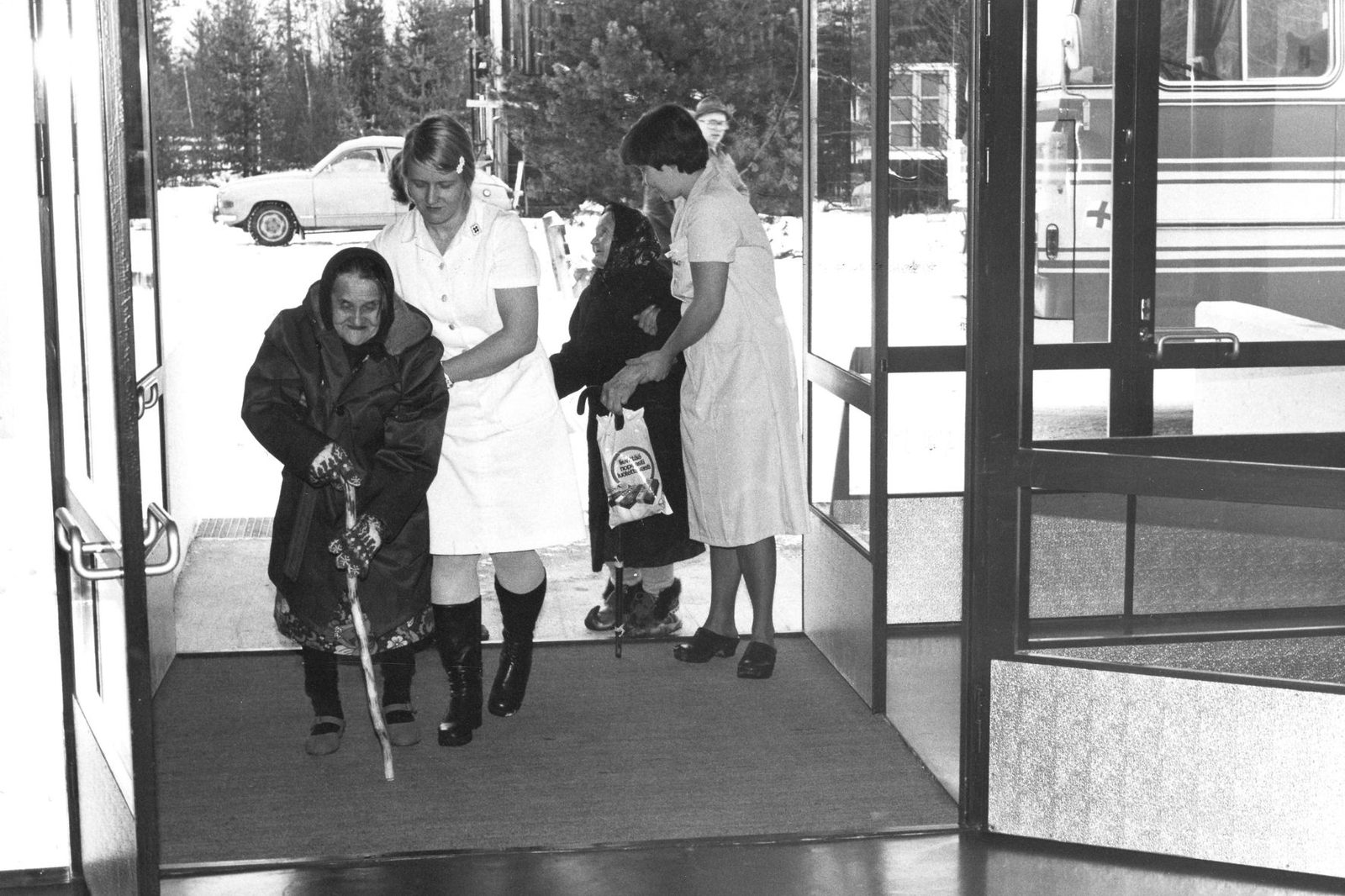 Toivoniemen vanhukset siirtyivät hoitajien avustamina uusiin Männikön vanhainkodin tiloihin Ivaloon (1978)