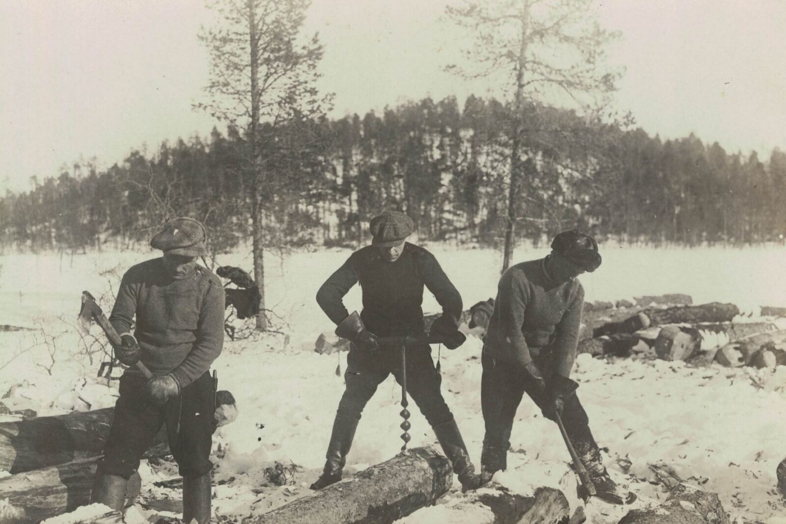 Uittopuun tekijät. Kuva: Pirjo Välitalon kokoelma.